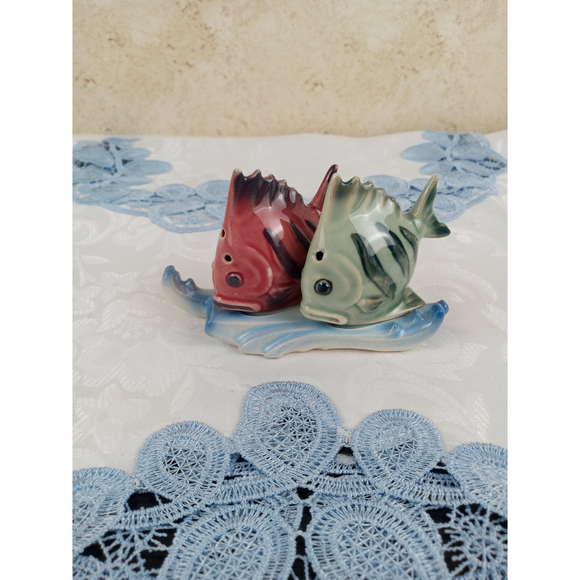 Vintage Tropical Fish Salt & Pepper Shakers on a Wave Plate Made in Japan - Picture 1 of 9